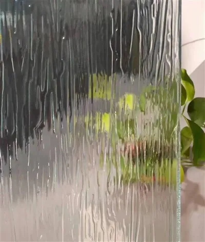 Прозрачно шарено стъкло